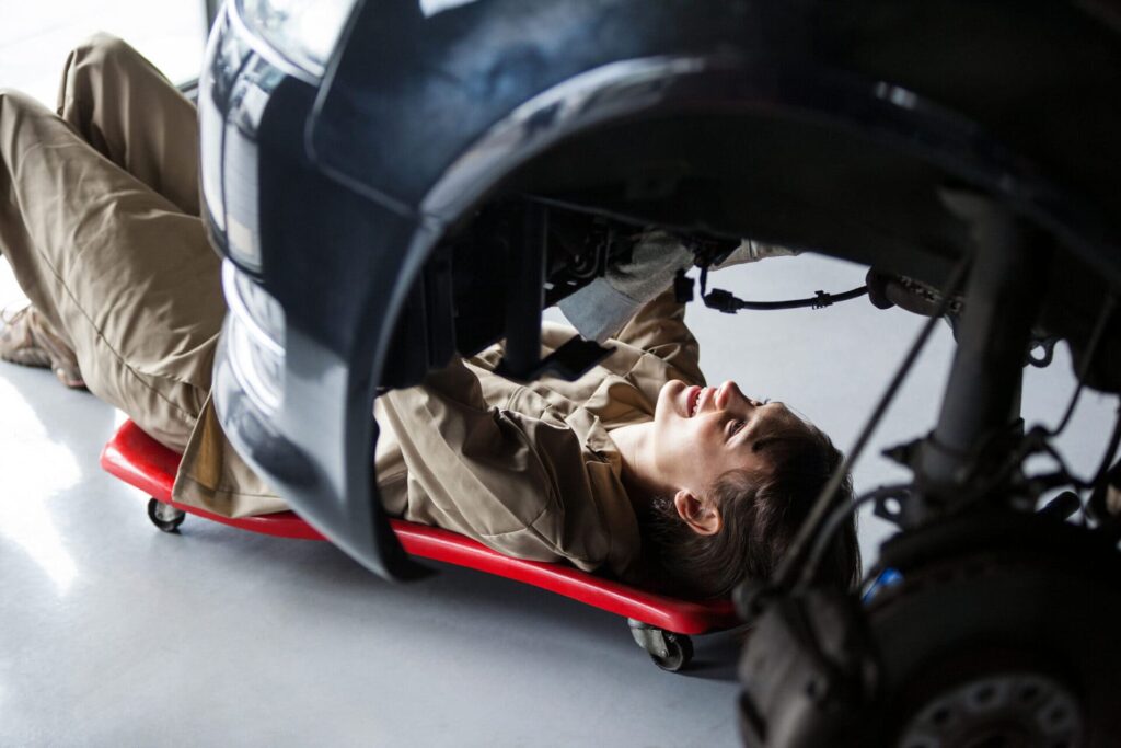 mecânico consertando um carro na garagem de reparo