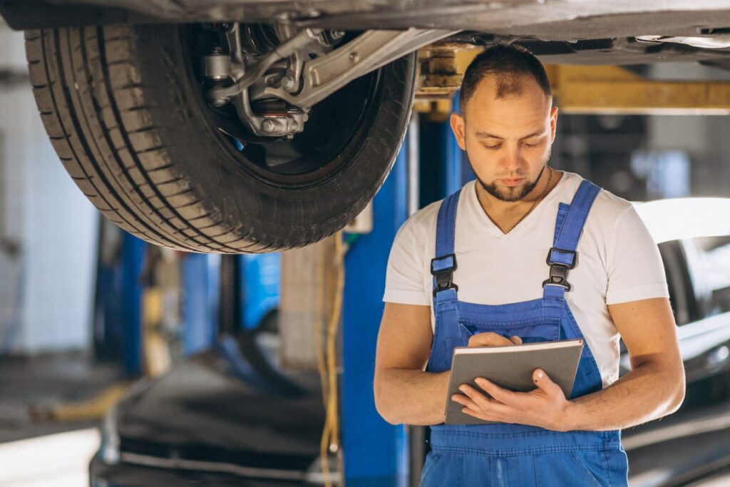 mecânico de automóveis verificando carro