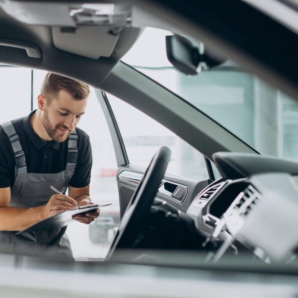 homem realizando inspeção no interior de um carro